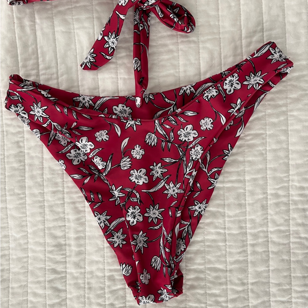 Red & white bikini - Picture 4 of 4
